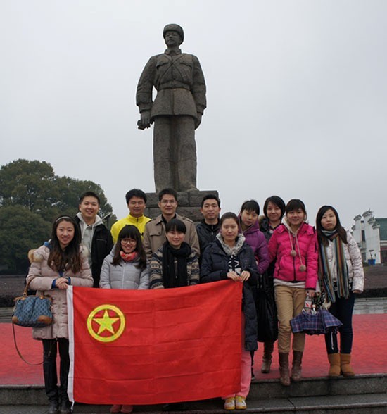 “学雷锋，献爱心”——中国共产主义青年团完美平台-完美（中国）一站式服务平台集团股份有限公司委员会开展慰问贫困学生助学活动
