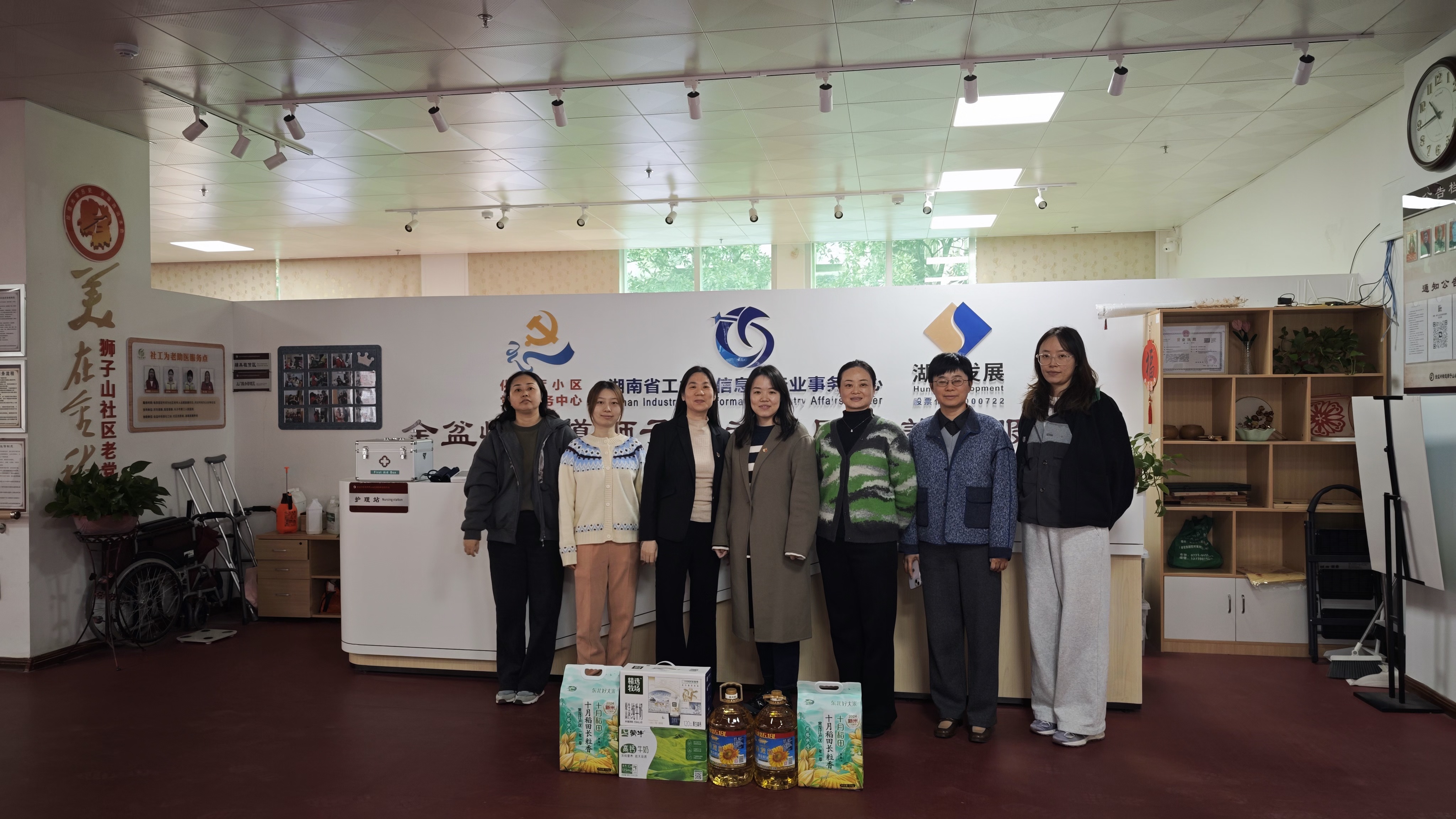 完美平台-完美（中国）一站式服务平台证券事务与资金财务党支部开展“关爱独居老人”志愿服务活动